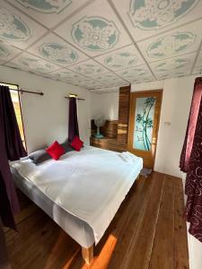 1 dormitorio con 1 cama grande y techo artesonado en Good Time Resort Koh Kood, en Ban Lak Uan