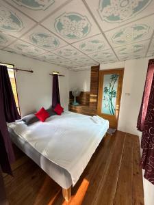 sypialnia z dużym łóżkiem i kasetonowym sufitem w obiekcie Good Time Resort Koh Kood w mieście Ban Lak Uan