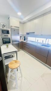 A kitchen or kitchenette at Auditorio parking gratuito www venaoviedo es