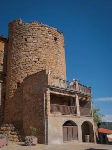 a tall brick building with a balcony on it at Apartamento boutique in Talarn