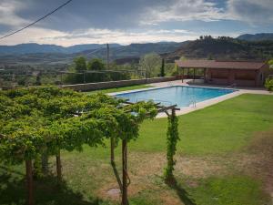 a house with a swimming pool in a yard at Apartamento boutique in Talarn