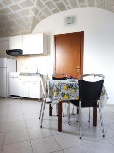 ファヴィニャーナにあるCalamoni22のキッチン(テーブル、椅子、テーブルクロス付)