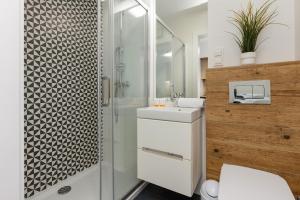 W łazience znajduje się prysznic, toaleta i umywalka. w obiekcie Pet-Friendly Studio Kokoryczki by Renters w Warszawie