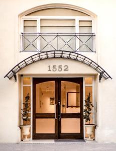 羅薩里奧的住宿－Carat Apart Boutique，建筑物的前门,有号码