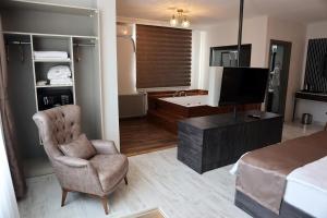 A television and/or entertainment centre at SAR-PER Hotel