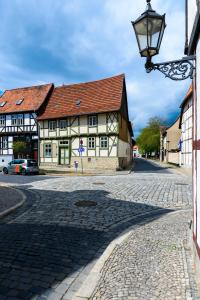 a cobblestone street in front of a building at Ackerbürgerhof Ballstraße 18 in Quedlinburg