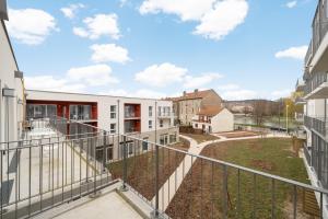 een balkon met uitzicht op een appartementencomplex bij Domitys La Cristal'In in Nancy