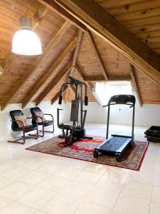 um ginásio com duas bicicletas de exercício num quarto em Villa La Roserie em Ducos
