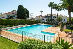 una piscina con recinzione intorno di MalagadeVacaciones - La Carihuela a Torremolinos