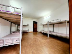 Bunk bed o mga bunk bed sa kuwarto sa Hà Giang Loop Central Backpacker Hostel