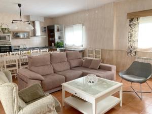 sala de estar con sofá y mesa en Casa Carmen una casa rural con piscina climatizada 