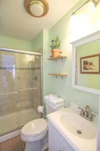 een badkamer met een toilet, een wastafel en een douche bij Boho at the Beach in Carolina Beach