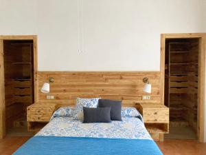 1 dormitorio con 1 cama azul y 2 almohadas en Casa Carmen una casa rural con piscina climatizada 