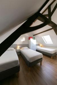 Schlafzimmer im Dachgeschoss mit 2 Betten und einem Dachfenster in der Unterkunft Barbara' s Guesthouse in Watou
