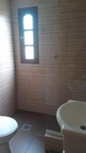 baño con lavabo y aseo y ventana en Alquileres Luis en San Clemente del Tuyú