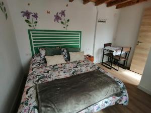 Łóżko lub łóżka w pokoju w obiekcie Habitaciones Casa Santander Playa Valdenoja