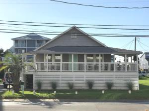 uma grande casa branca com um grande alpendre em Vitamin Sea em Carolina Beach