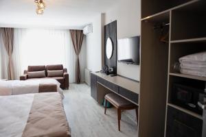 A television and/or entertainment centre at SAR-PER Hotel