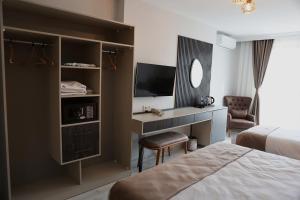 A television and/or entertainment centre at SAR-PER Hotel