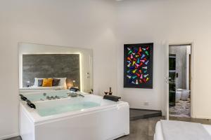un bagno con vasca in una camera da letto di Gallery Suite Naples a Napoli