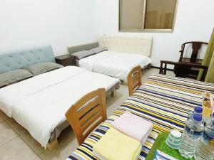 um quarto com três camas e um sofá em 阿布の家 em Yuanlin