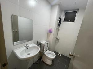 uma casa de banho com um lavatório, um WC e um espelho. em Cozy furnished new renovated condo( Platinum Teratai) em Kuala Lumpur