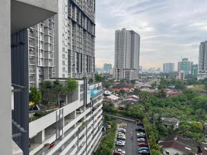 vista de uma cidade a partir de um edifício em Cozy furnished new renovated condo( Platinum Teratai) em Kuala Lumpur