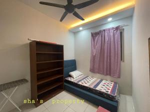 um quarto com uma cama e uma ventoinha de tecto em Cozy furnished new renovated condo( Platinum Teratai) em Kuala Lumpur
