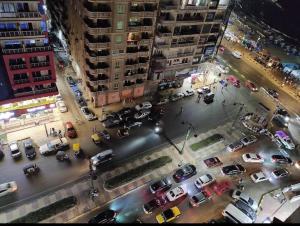 einen Luftblick auf eine belebte Stadtstraße mit Autos in der Unterkunft Entire Cozy Apartment - Miami near borevag beach in Alexandria