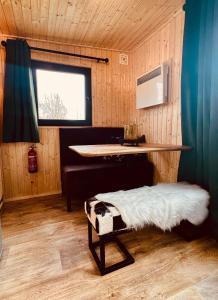 pokój ze stołem i ławką w kabinie w obiekcie Tinyhouse Spiegelpeer w mieście Ruinerwold