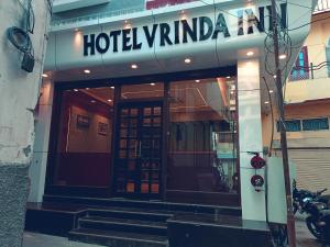 een hotel met een bord aan de voorzijde van een gebouw bij Hotel Vrinda Inn in Udaipur