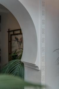 un mur blanc avec une voûte dans une pièce dans l'établissement Riad Le Saadien, à Marrakech