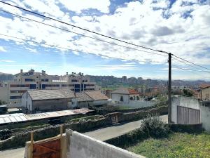 Vistas a una ciudad con edificios en el fondo en Habitaciones Casa Santander Playa Valdenoja, en Santander