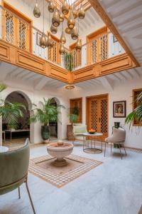 馬拉喀什的住宿－Riad Le Saadien，大型客厅设有大型木制天花板。
