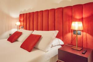 Schlafzimmer mit einem großen Bett mit einem roten Kopfteil in der Unterkunft Residenza Maglioni al Battistero in Florenz
