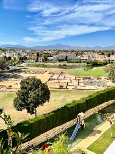 - une vue sur les ruines de la vieille ville dans l'établissement Terrazas golf, à Alicante