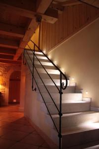 un conjunto de escaleras en un edificio con luces en Ferme-Auberge du Rondeau en Lavans-Vuillafans