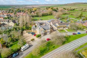 uma vista aérea de um subúrbio residencial com uma estrada em The Whichcote Arms 