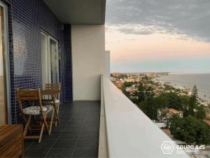 uma varanda com mesa e cadeiras e vista para o oceano em XENON PRIME Urban Apartments em Maputo