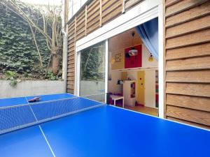 a ping pong court in a house with a ping pong table at BricksRoom_Paris in Noisy-le-Sec