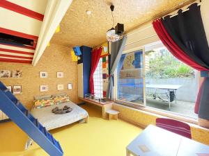 Cette chambre pour enfants comprend des lits superposés et une table. dans l'établissement BricksRoom_Paris, à Noisy-le-Sec