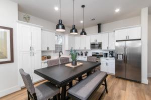 Kuchyň nebo kuchyňský kout v ubytování The Lodge Uptown Conroe