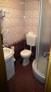 Koupelna v ubytování Guest House Lav