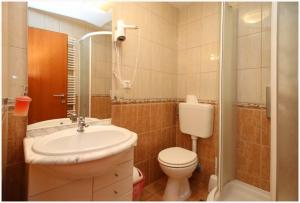 Koupelna v ubytování Guest House Lav + 37 fotografií