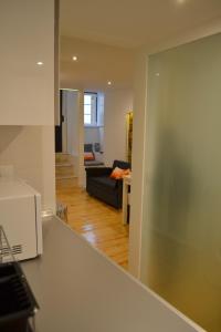 mit Blick auf eine Küche und ein Wohnzimmer in der Unterkunft TP BICA 20, Lisbon Apartment in Lissabon