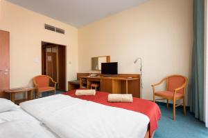 Un pat sau paturi într-o cameră la Hunguest Hotel Aqua Sol