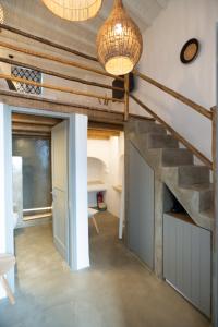 New Apartment in the heart of Mykonos town - 2 في مدينة ميكونوس: غرفة بها درج وباب وبعض الانارة