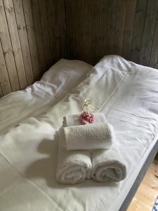 a pile of towels sitting on top of a bed at Raaum Gard, hytte 2 in Hafslo