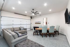 Posezení v ubytování The Lodge Uptown Conroe