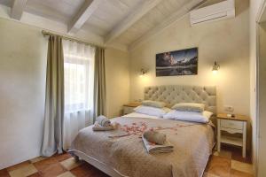 Un pat sau paturi într-o cameră la Villa Azur +29 fotografii